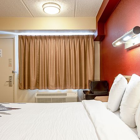 St. Clairsville 圣克莱斯维尔 - 惠灵西红屋顶客栈汽车旅馆 外观 照片