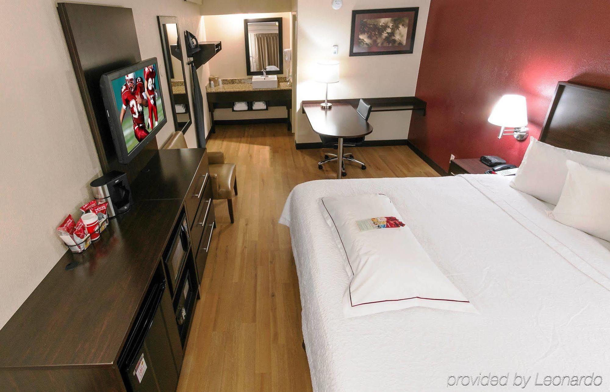 St. Clairsville 圣克莱斯维尔 - 惠灵西红屋顶客栈汽车旅馆 外观 照片