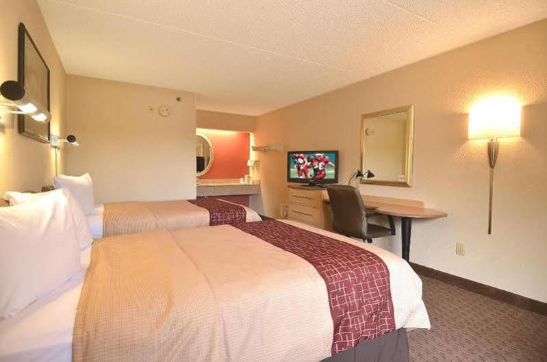 St. Clairsville 圣克莱斯维尔 - 惠灵西红屋顶客栈汽车旅馆 外观 照片