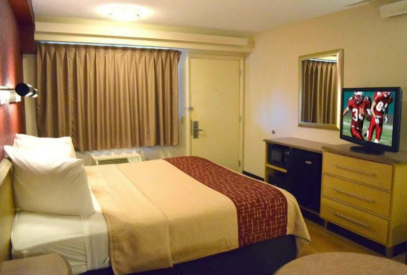 St. Clairsville 圣克莱斯维尔 - 惠灵西红屋顶客栈汽车旅馆 外观 照片
